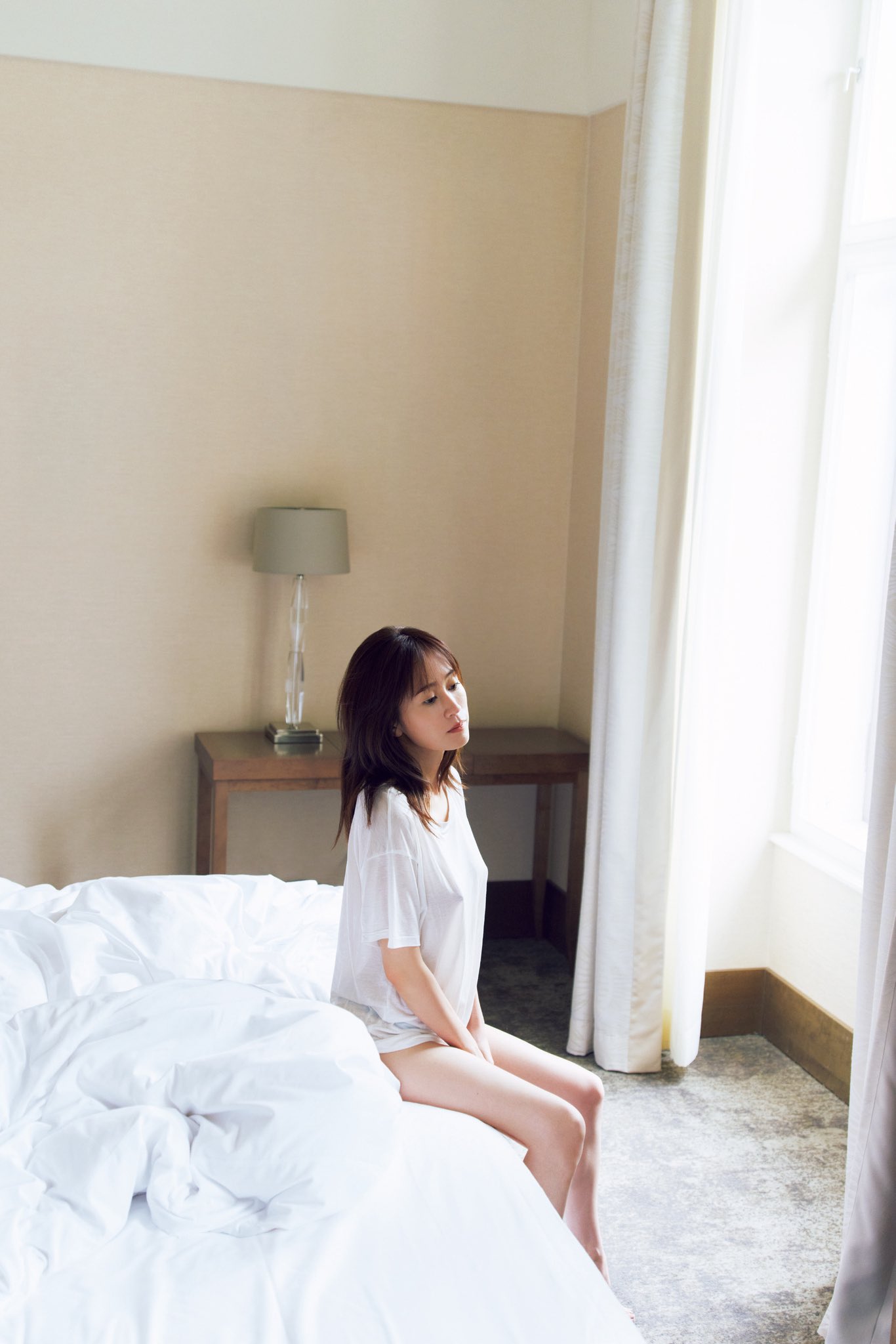 前田敦子 ホテルの朝 白Tシャツ