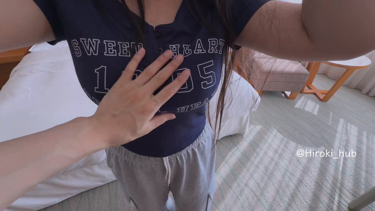 超ロングヘア10代天然Hカップちゃんの感度が凄すぎました。
「やばい.../// きもぢいぃ...やばい...♡」
と喘ぎまくり。
10代ならではの透明感がすごい。
ドMちゃんだったので、彼氏では届かない場所まで突きまくってきました。